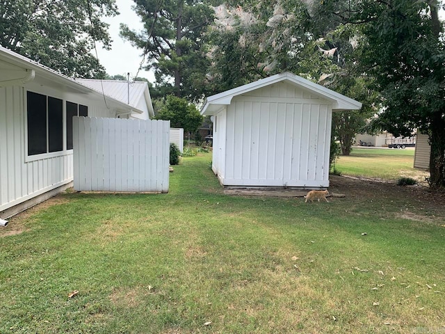 view of yard featuring a storage shed