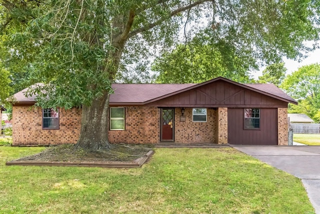 ranch-style house featuring a front yard