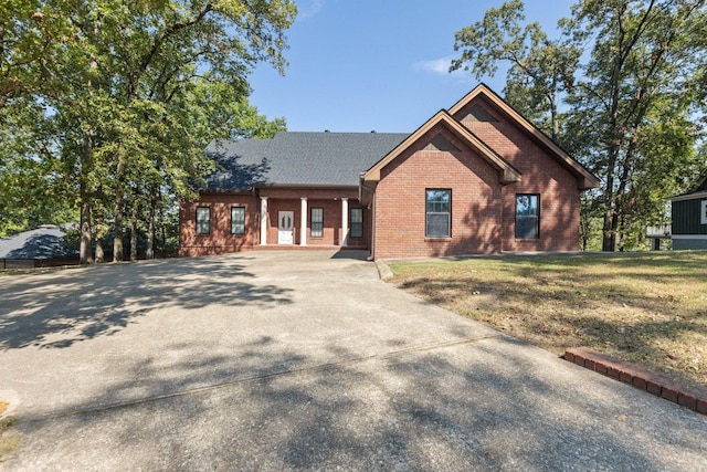 view of front of property featuring a front lawn