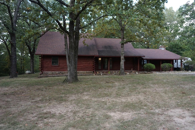 view of front facade featuring a front yard