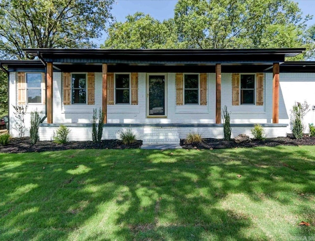 view of front facade featuring a front yard