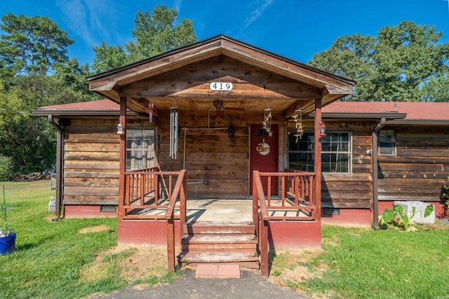 view of front of property featuring a front yard and a porch