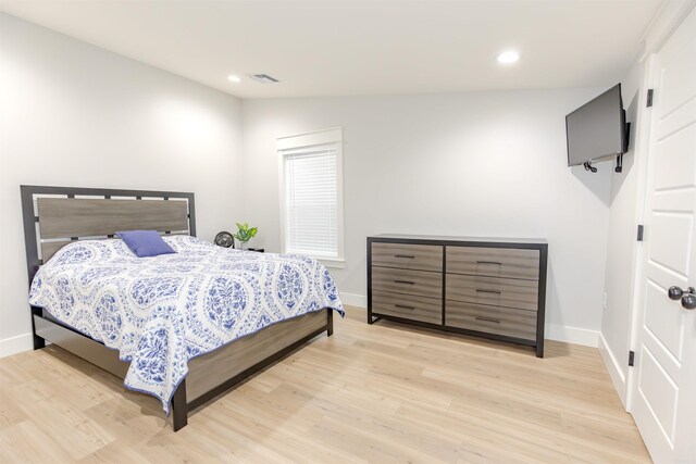 211 Woodland Shores Cir, Clinton, AR 72031 - bedroom with baseboards, visible vents, light wood-style floors, and recessed lighting