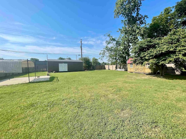 view of yard featuring a shed