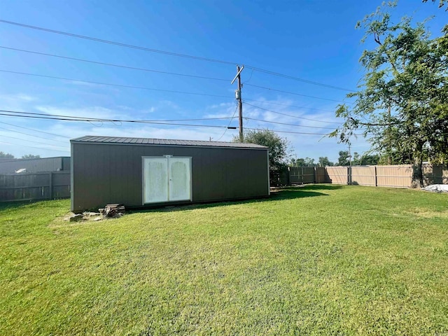 view of yard featuring a shed