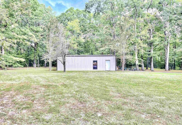 view of yard featuring a pole building and an outbuilding