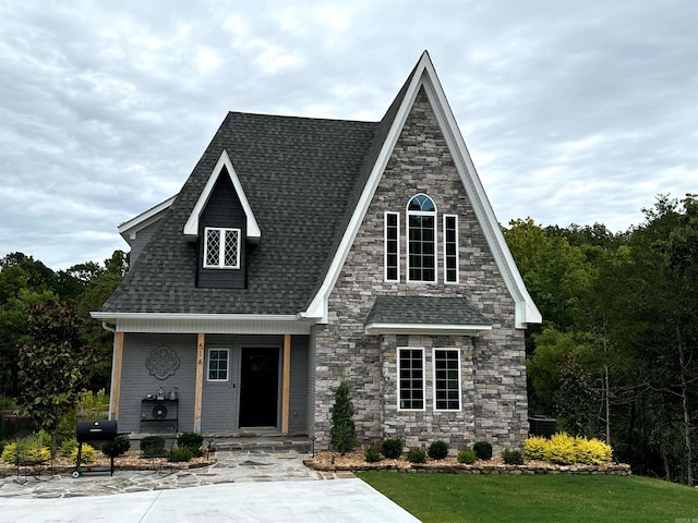 view of front facade featuring a front lawn