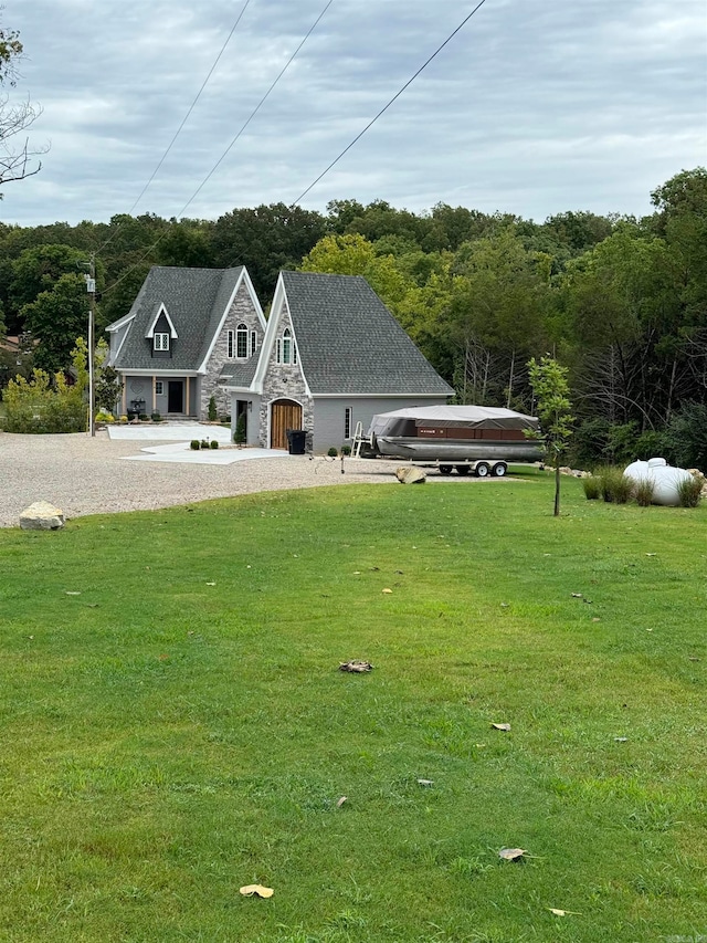 view of front of house featuring a front lawn