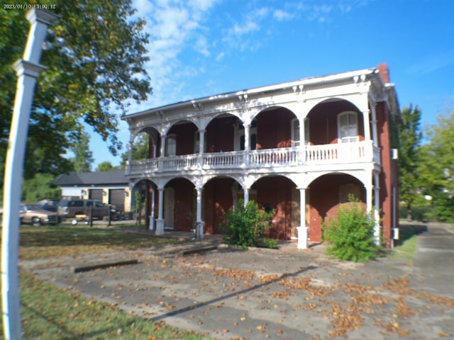 view of front facade with a balcony