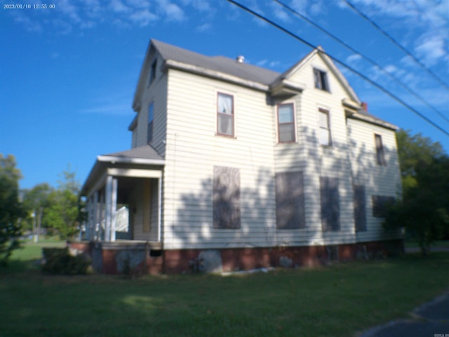 view of side of property featuring a lawn