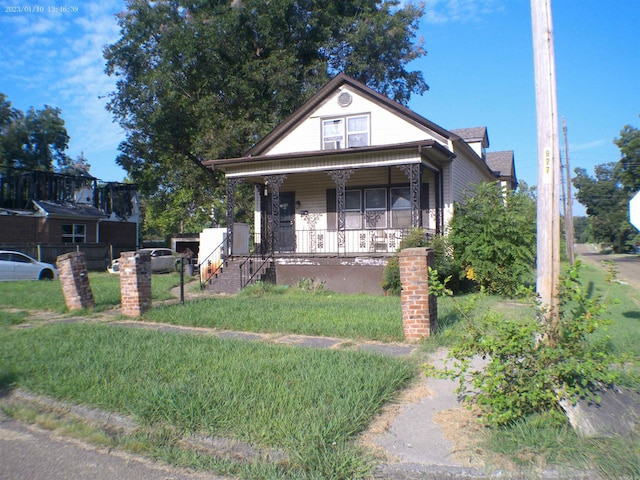 view of front of house featuring a porch and a front yard