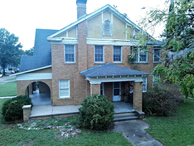 view of front facade featuring a front yard