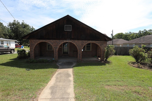 view of front of property featuring a front lawn