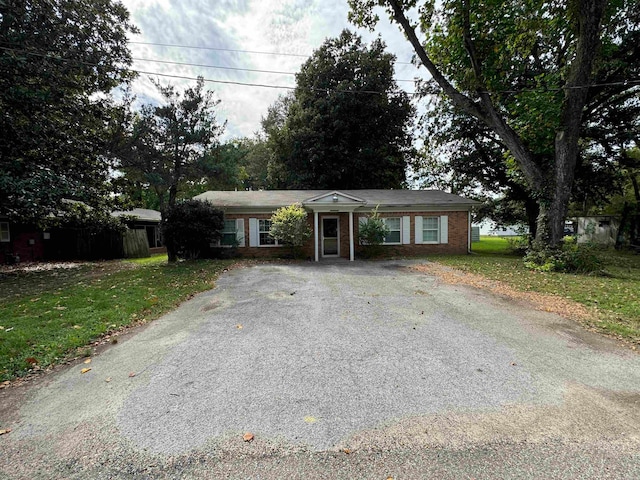 ranch-style home with a front yard