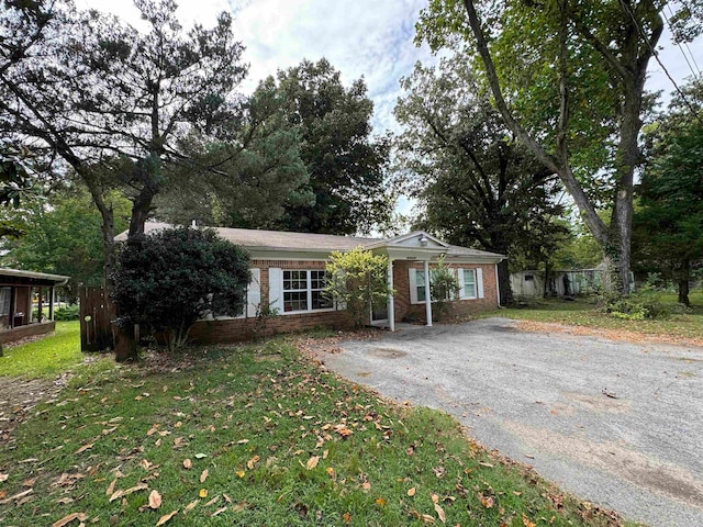 single story home featuring a front yard
