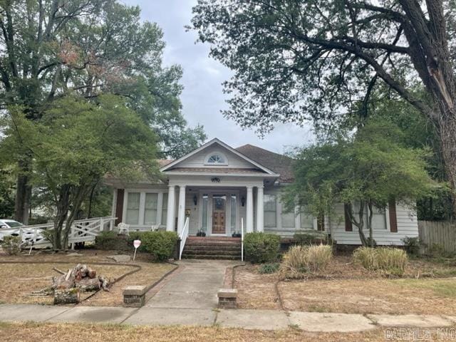 view of front of home featuring a porch