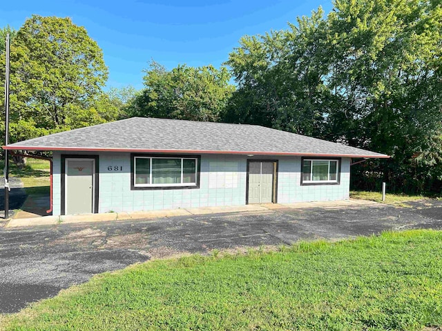 single story home with a front lawn