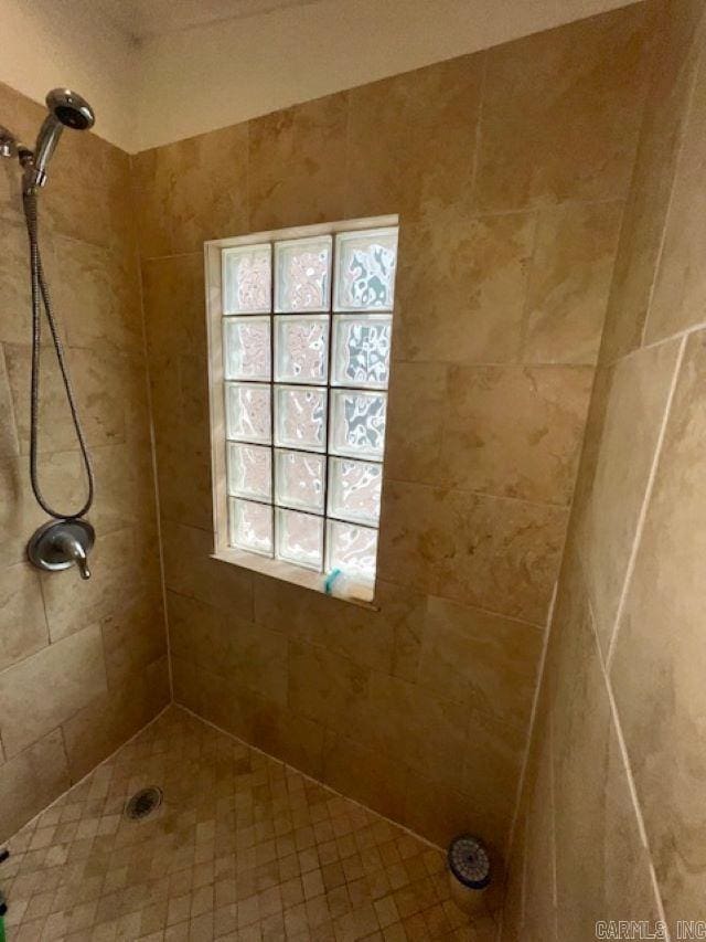 full bathroom featuring a tile shower