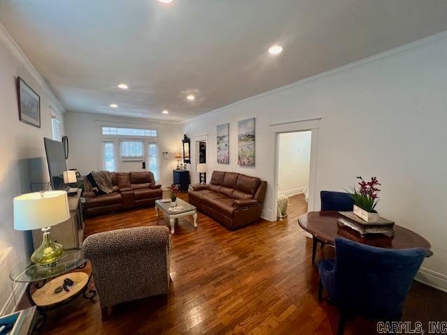 living area featuring recessed lighting, crown molding, baseboards, and wood finished floors