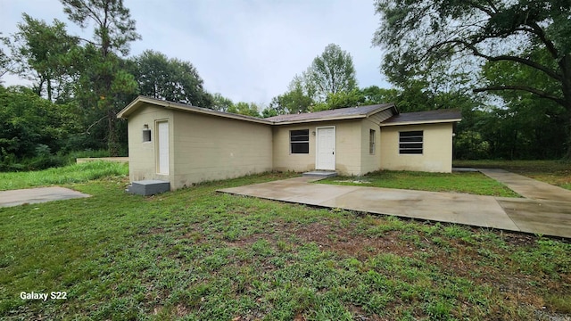 view of front of property featuring a front yard and a patio area