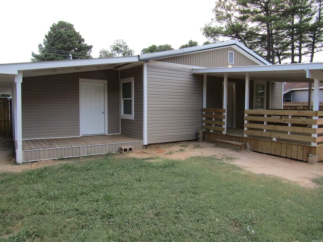 view of front facade with a front lawn