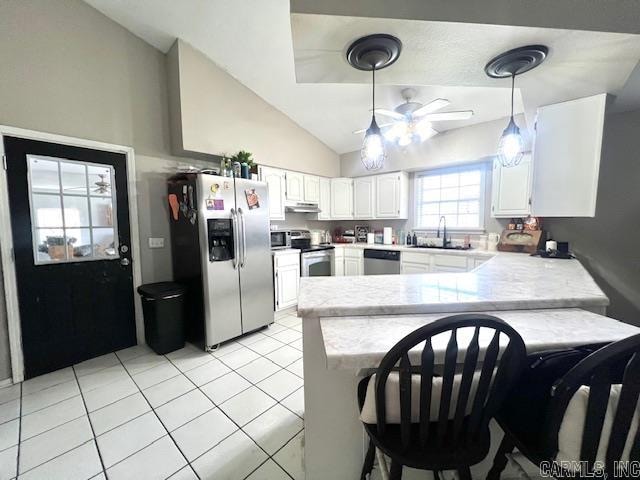 kitchen with stainless steel appliances, decorative light fixtures, kitchen peninsula, sink, and ceiling fan