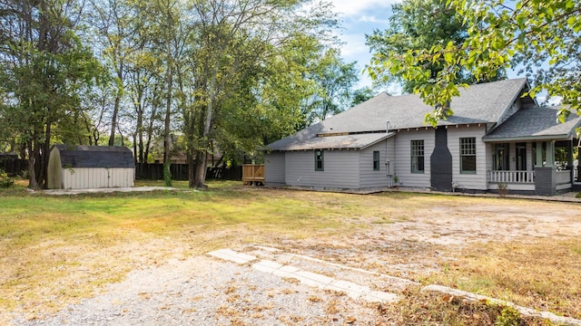 view of yard featuring a shed