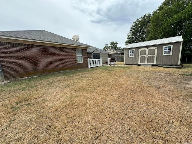 view of yard featuring a storage shed