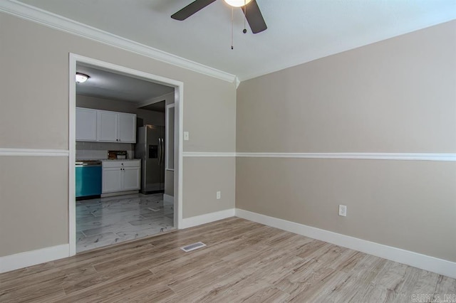 unfurnished room with crown molding, light hardwood / wood-style flooring, and ceiling fan