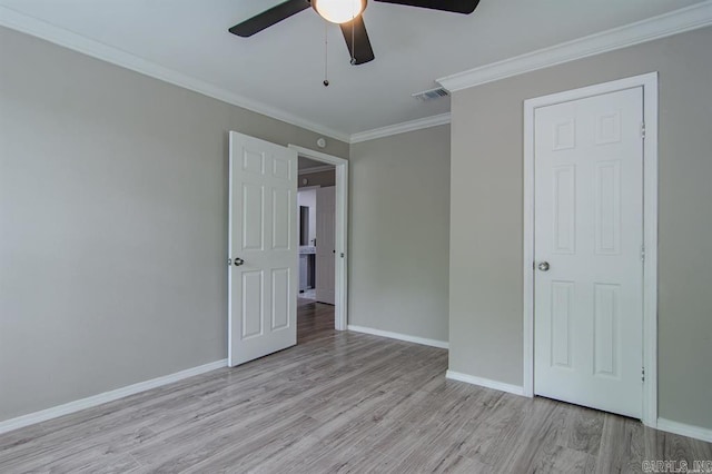 unfurnished bedroom featuring light wood-type flooring, ceiling fan, and ornamental molding