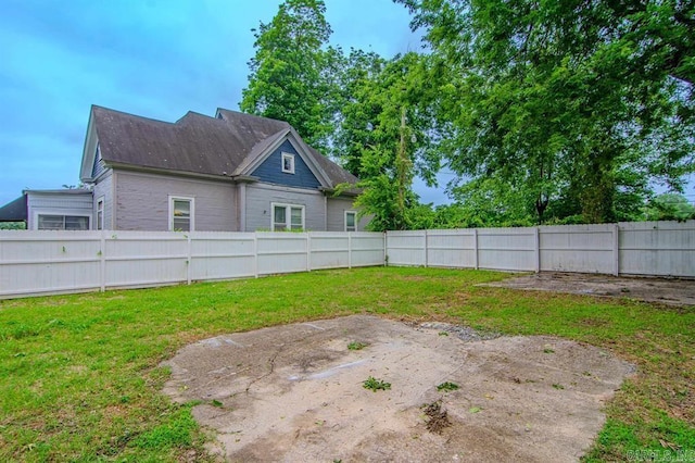 view of yard featuring a patio