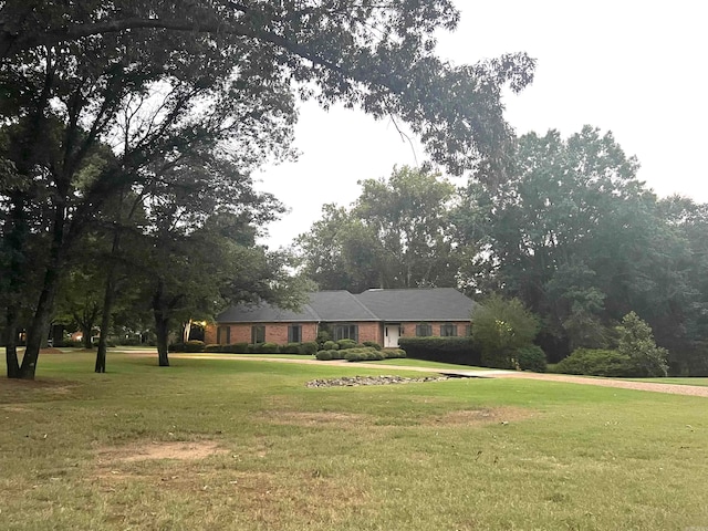 ranch-style home featuring a front lawn