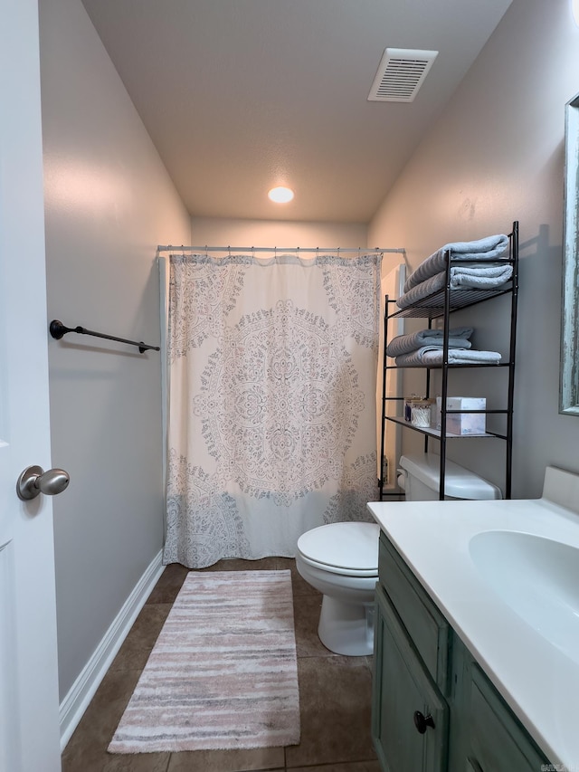 bathroom with toilet, vanity, visible vents, baseboards, and a shower with curtain