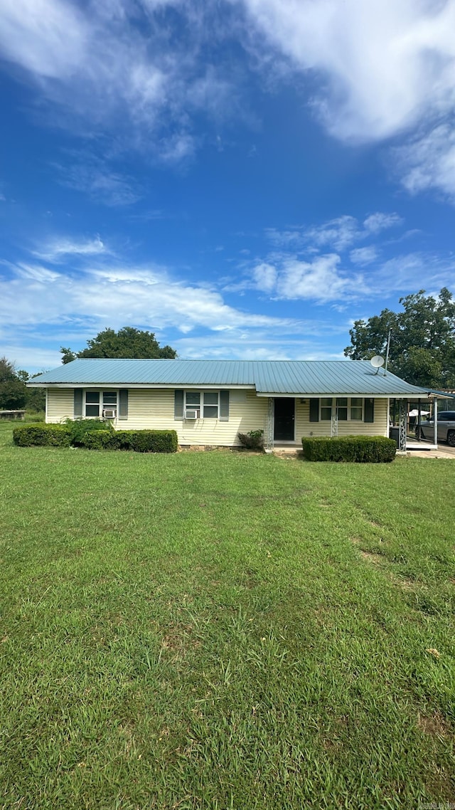 single story home with a front lawn