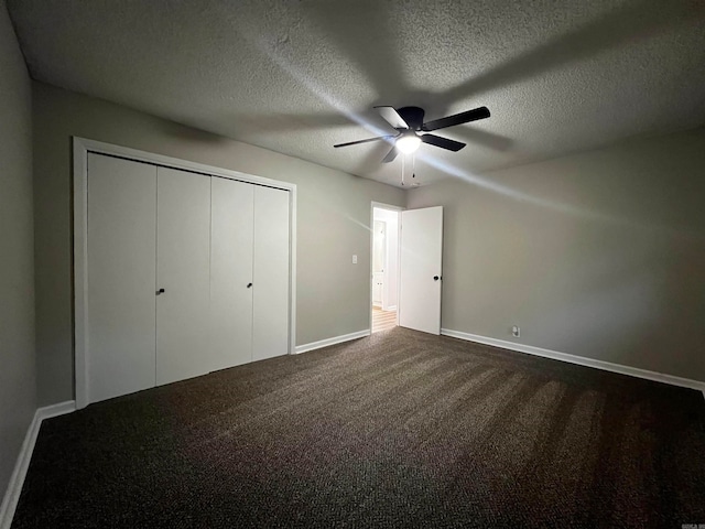 unfurnished bedroom with carpet, a textured ceiling, ceiling fan, and a closet