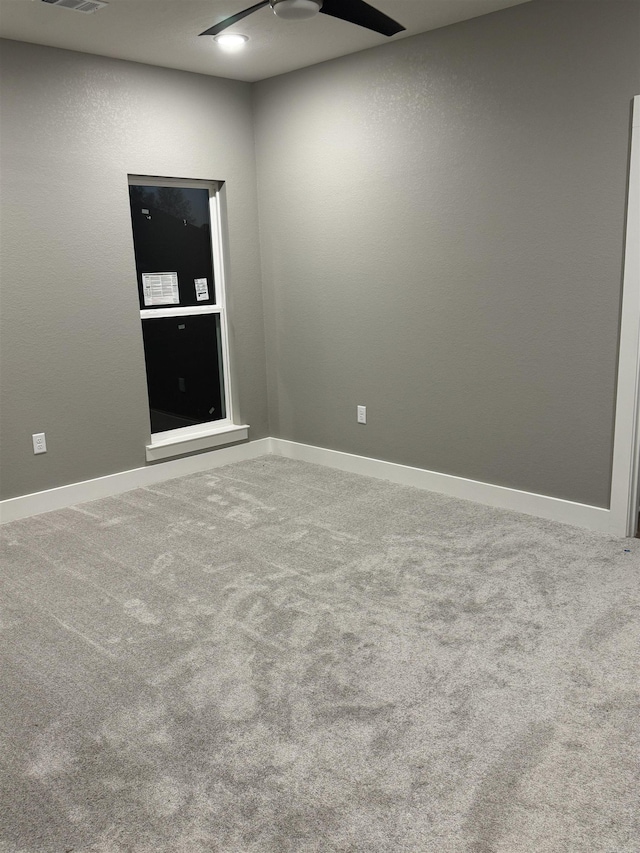 unfurnished room with carpet flooring and ceiling fan