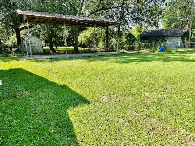 view of yard featuring a storage unit