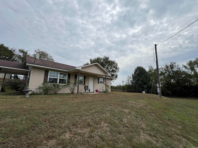 view of front of house featuring a front yard