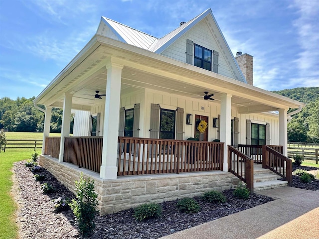 view of front of home featuring a porch and ceiling fan