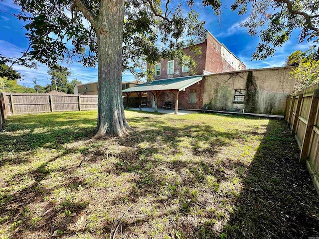 view of yard featuring a patio