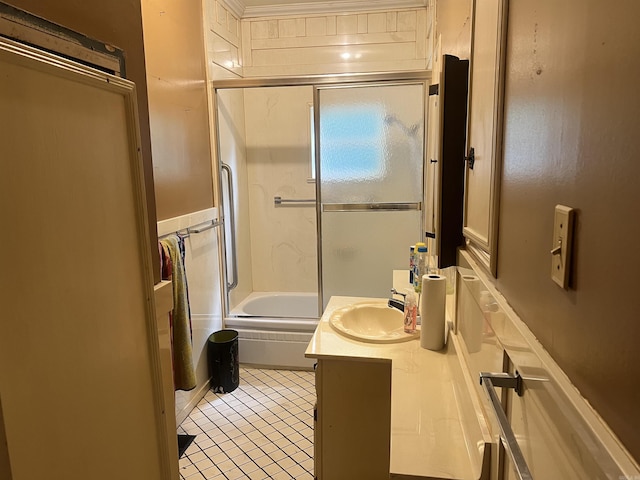 full bath with bath / shower combo with glass door and vanity