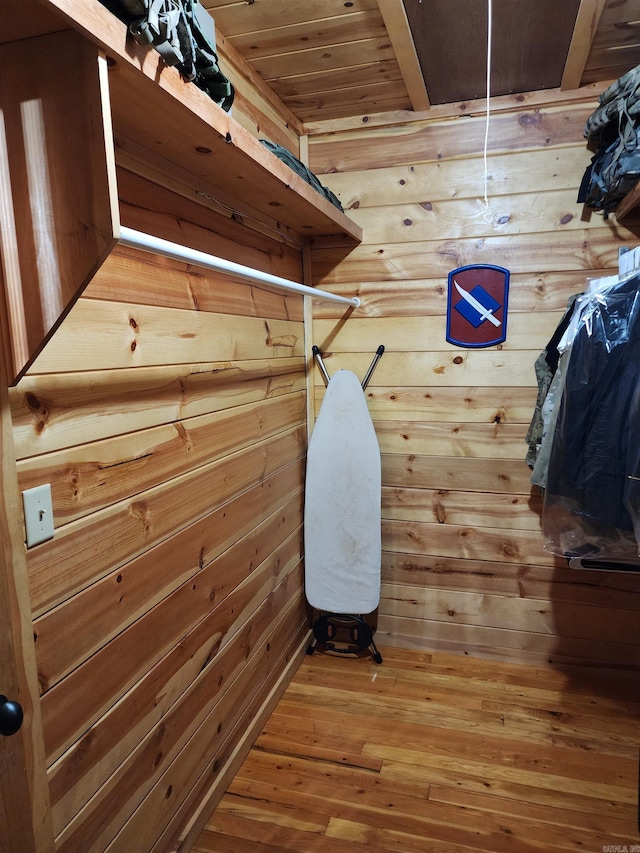 walk in closet with wood-type flooring