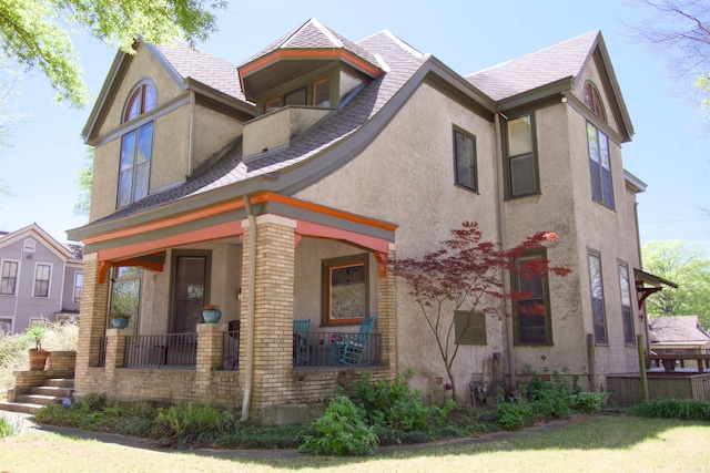 view of front of property featuring a front yard and covered porch