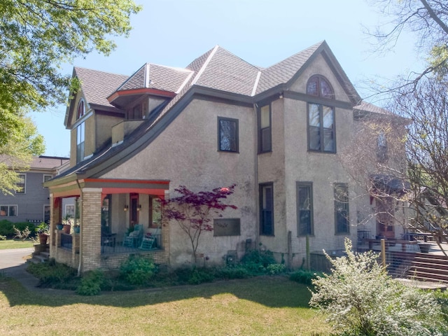 view of front facade with a front yard