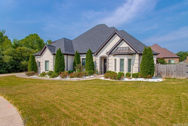 view of front facade featuring a front lawn