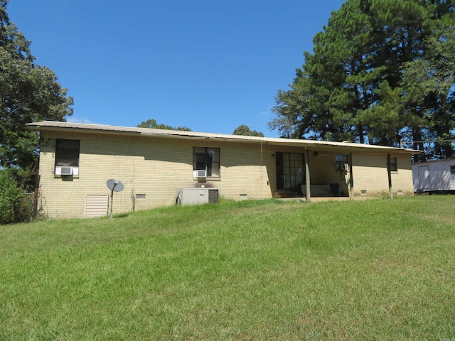 back of house featuring a lawn