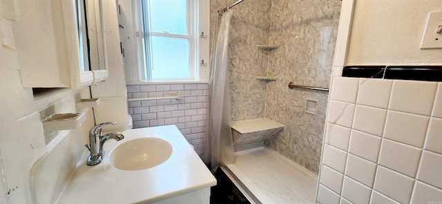 bathroom featuring a shower with shower curtain and vanity