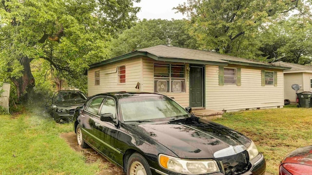 view of front of property featuring a front lawn