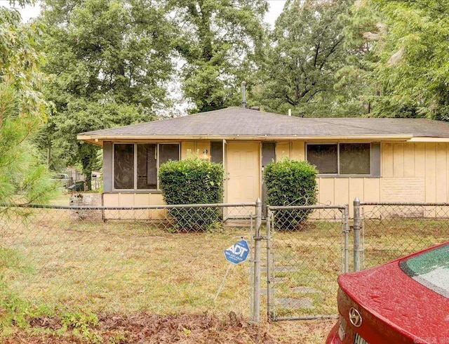 ranch-style home featuring a front lawn