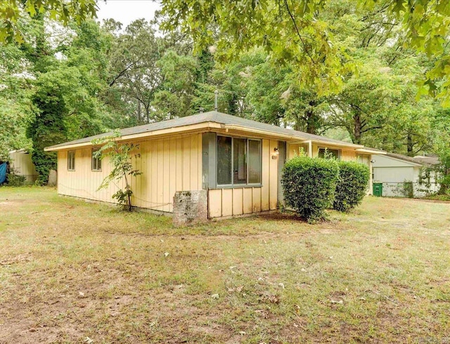 view of front of house featuring a front lawn